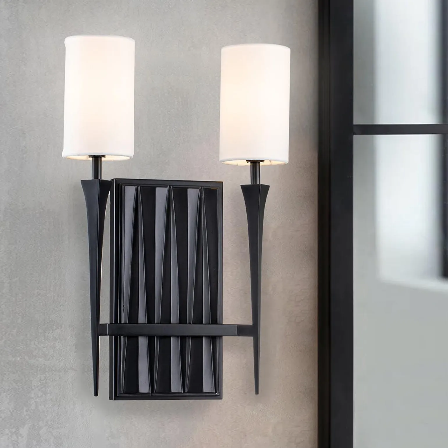 Dekoracyjny kinkiet Crest - 2 źródła światła - Matowa czerń (QN-CREST-2WB-BLK) - Quintiesse