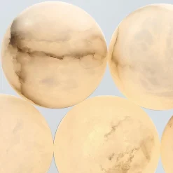 Duża alabastrowa lampa wisząca Kepler - 7 źródeł światła - Szczotkowane złoto (QN-KEPLER-7P-BG) - Quintiesse