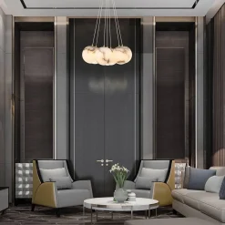 Duża alabastrowa lampa wisząca Kepler - 7 źródeł światła - Szczotkowane złoto (QN-KEPLER-7P-BG) - Quintiesse