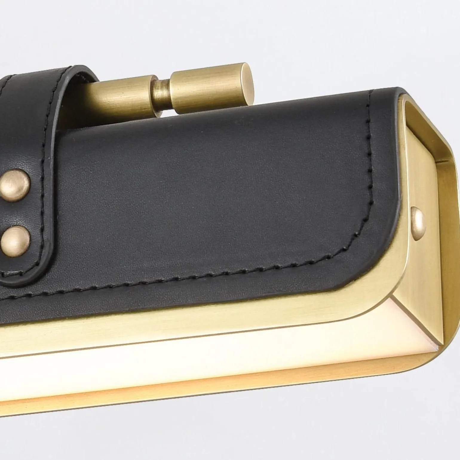 Ekskluzywny kinkiet Valise - Vintage mosiądz, skóra smokingowa (QN-VALISE-W-VBS-TL) - Quintiesse