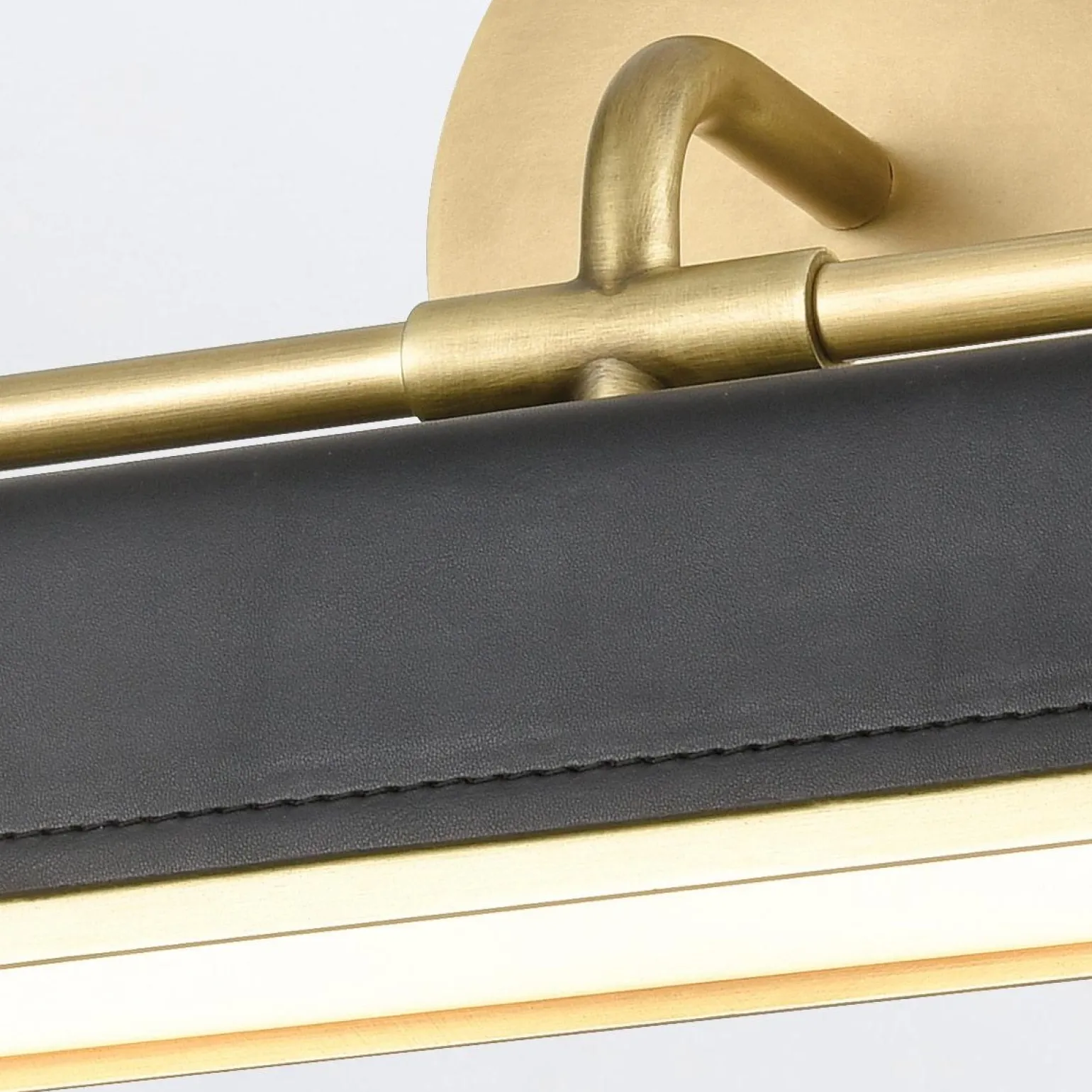 Ekskluzywny kinkiet Valise - Vintage mosiądz, skóra smokingowa (QN-VALISE-W-VBS-TL) - Quintiesse