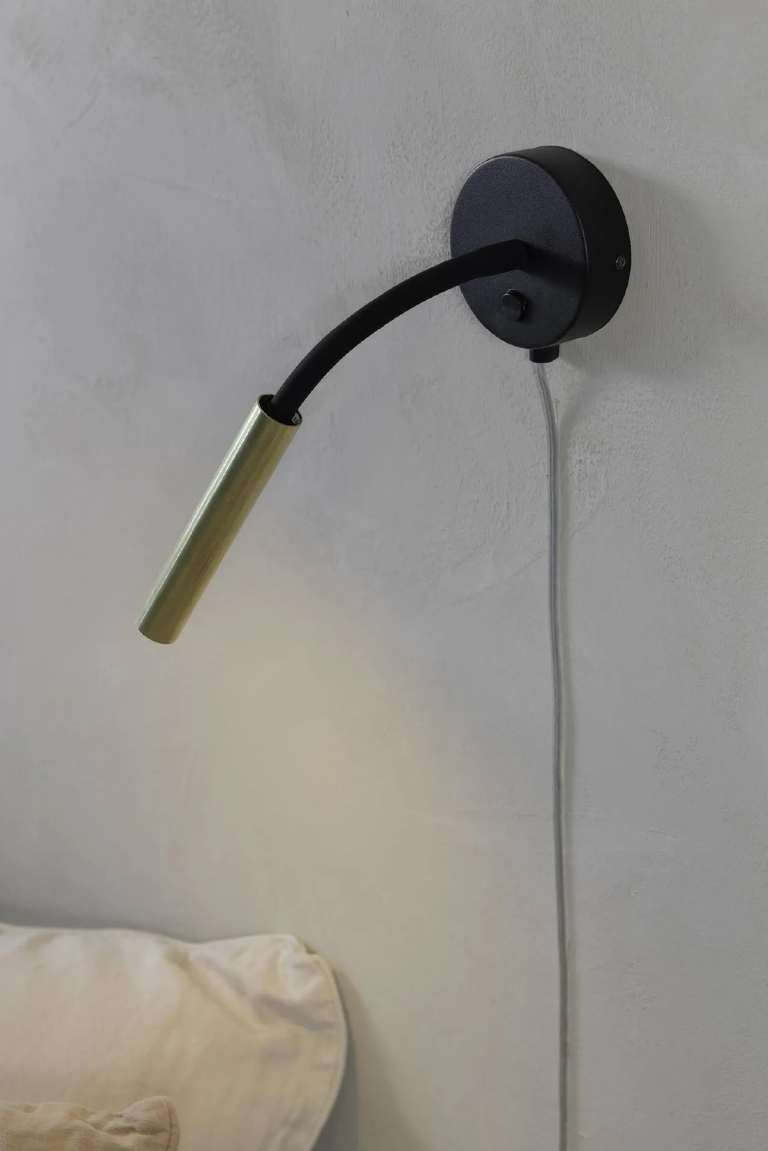 JOLIE Wall 1L Raw Brass/Black (108502) Markslojd